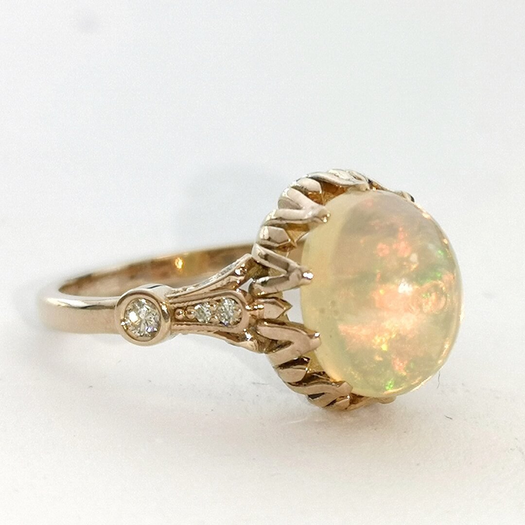 Opaali ja teemantide vintage kuldsõrmus