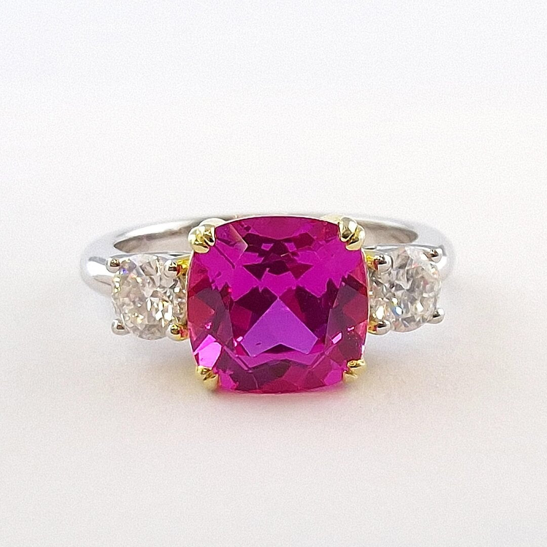 Модное серебряное кольцо с розовым сапфиром и муассанитами