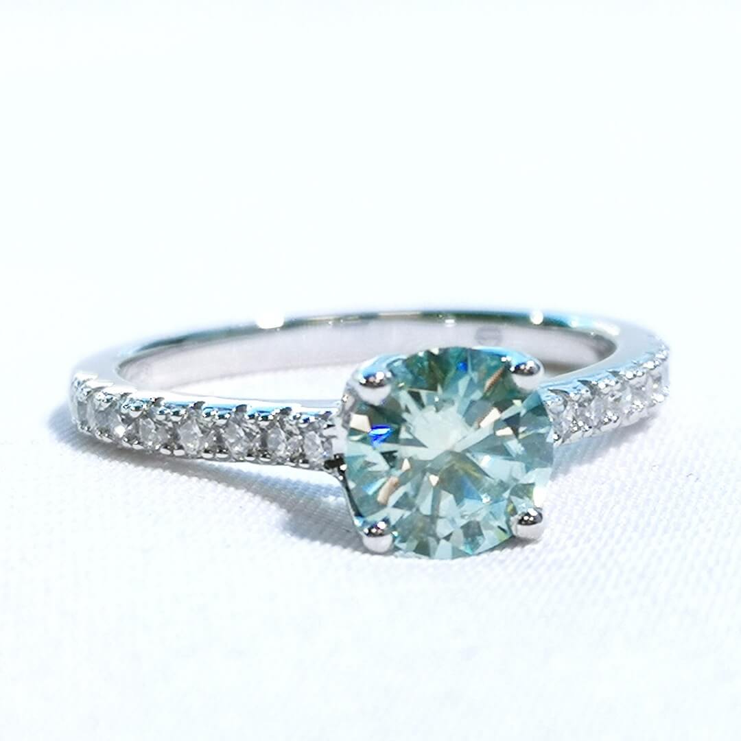 Обручальное кольцо с сине-белыми муассанитами, серебро 925 пробы