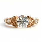 Элегантное кольцо из розового золота с муассанитом