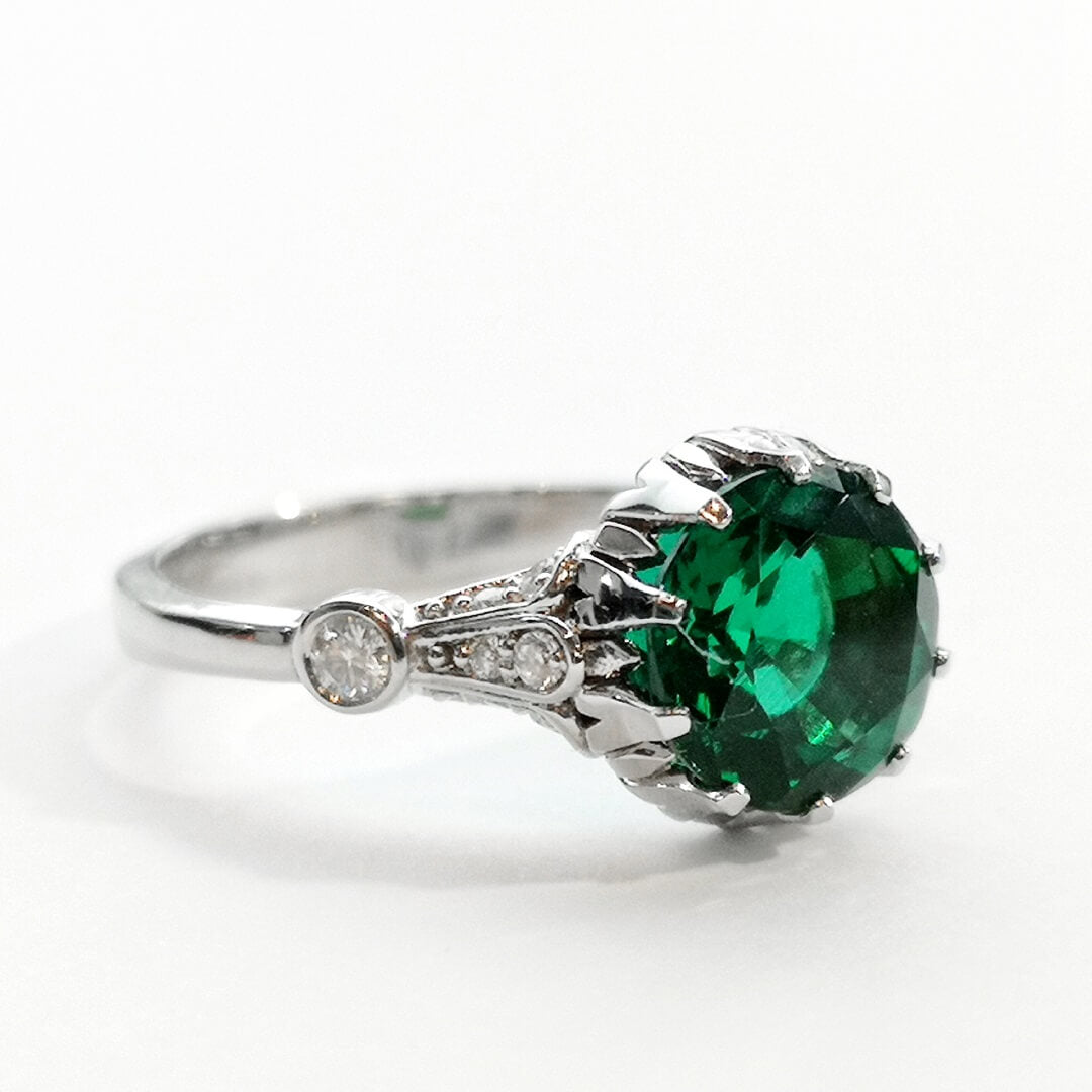 Emerald & Moissanite valge kullast sõrmus