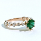 Emerald & Moissanites kuldne kihlasõrmus