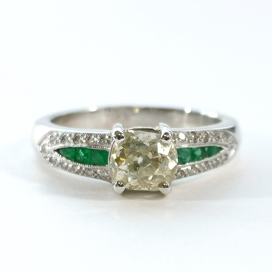 Antiikkinen timantti & smaragdi 18 K valkokultasormus