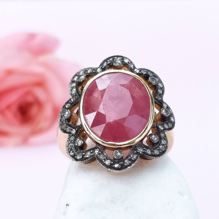 Золотое кольцо с рубином и бриллиантами винтажный дизайн