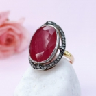 Золотое кольцо ручной работы с красным рубином и бриллиантами